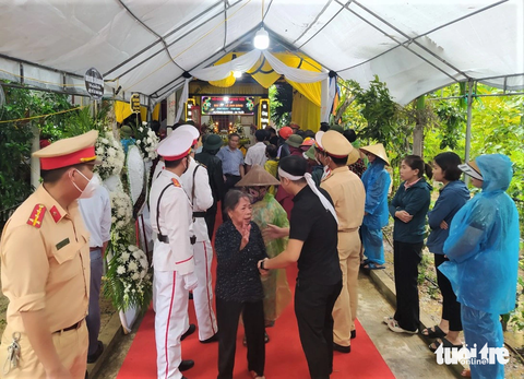 Gia đình, láng giềng đội mưa đón liệt sĩ giữa thời bình về đất mẹ - Ảnh 6. Quang cảnh tang lễ liệt sĩ Lê Ánh Sáng - Ảnh: LÊ MINH