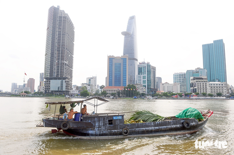 Trải nghiệm xe buýt đường sông ngắm trọn Sài Gòn - Ảnh 12. Nhìn những tòa cao ốc này, ta thấy được tiềm năng phát triển vô cùng to lớn của TP.HCM - Ảnh: QUANG ĐỊNH