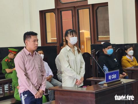 Đôi nam nữ lãnh 30 năm tù về tội làm, tàng trữ tiền giả - Ảnh 1. Bị cáo Nguyễn Ngọc Toản và Nguyễn Thị Mộng Cầm tại phiên tòa sơ thẩm - Ảnh: HOÀI THƯƠNG