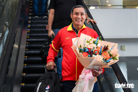 Huỳnh Như khóc khi về nước, hy vọng tuyển nữ Việt Nam sẽ lại được dự World Cup - Ảnh 4. Khoảng 11h30, chuyến bay chở tuyển nữ Việt Nam đáp xuống sân bay Nội Bài. Đến khoảng gần 12h, HLV Mai Đức Chung và toàn đội đã làm xong thủ tục và xuất hiện ở khu vực lấy hành lý - Ảnh: NAM TRẦN