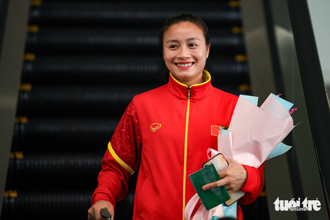 Huỳnh Như khóc khi về nước, hy vọng tuyển nữ Việt Nam sẽ lại được dự World Cup - Ảnh 5. Tuyển thủ Hoàng Thị Loan rạng rỡ tại sân bay - Ảnh: NAM TRẦN