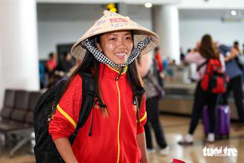 Huỳnh Như khóc khi về nước, hy vọng tuyển nữ Việt Nam sẽ lại được dự World Cup - Ảnh 8. Huỳnh Như với hình ảnh chiếc nón lá và khăn rằn nổi bật - Ảnh: NAM TRẦN