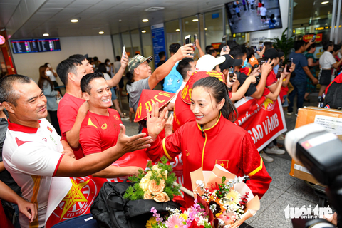 Huỳnh Như khóc khi về nước, hy vọng tuyển nữ Việt Nam sẽ lại được dự World Cup - Ảnh 12. Hoàng Thị Loan đập tay cùng những cổ động viên nhiệt thành - Ảnh: NAM TRẦN