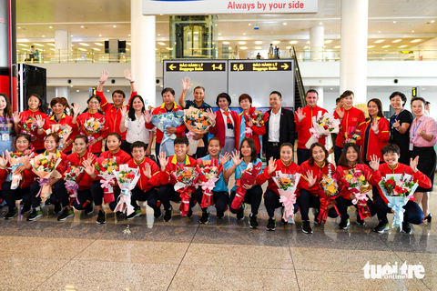Huỳnh Như khóc khi về nước, hy vọng tuyển nữ Việt Nam sẽ lại được dự World Cup - Ảnh 13. Đội tuyển nữ Việt Nam chụp ảnh lưu niệm tại sân bay Nội Bài - Ảnh: NAM TRẦN
