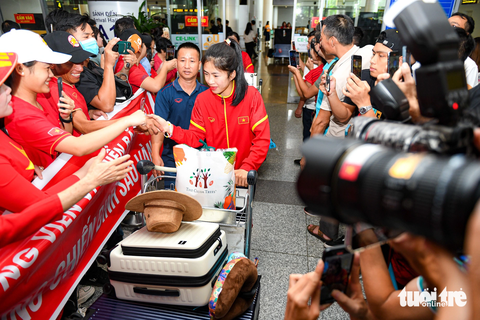 Huỳnh Như khóc khi về nước, hy vọng tuyển nữ Việt Nam sẽ lại được dự World Cup - Ảnh 14. Thanh Nhã là một trong số những cầu thủ được chào đón nhiều nhất - Ảnh: NAM TRẦN