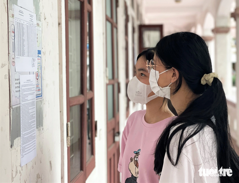 Không xét tuyển vào đại học, thí sinh chọn lối đi cho riêng - Ảnh 1. Các thí sinh ở Hà Tĩnh tra cứu thông tin kỳ thi tốt nghiệp 2023 - Ảnh: L.M.