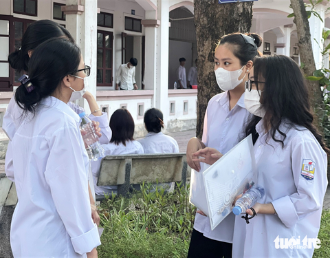 Không xét tuyển vào đại học, thí sinh chọn lối đi cho riêng - Ảnh 2. Các thí sinh ở Hà Tĩnh thảo luận sau kết thúc một môn thi - Ảnh: L.M.