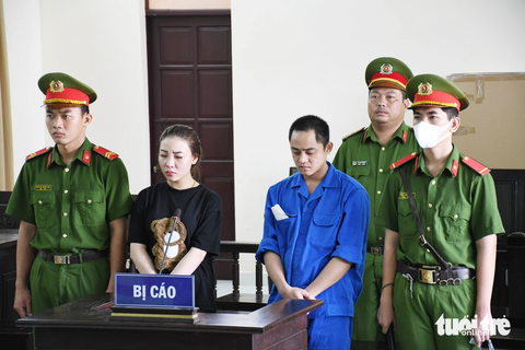 Thanh niên chặn đường đập bể kính xe cấp cứu lãnh 18 tháng tù - Ảnh 1. Hà Quang Danh và Nguyễn Thị Mỹ Chi tại phiên tòa xét xử sơ thẩm - Ảnh: HỒ GIANG