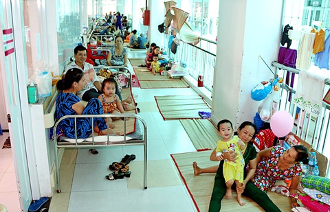 Liên kết vùng, giảm đi lại cho người bệnh - Ảnh 2. Bệnh viện Nhi đồng Cần Thơ là bệnh viện chuyên khoa nhi điều trị cho bệnh nhi đến từ các tỉnh miền Tây, tuy nhiên cơ sở vật chất còn khá nghèo nàn. Trong ảnh: thời điểm cao điểm mùa dịch sốt xuất huyết, tay chân miệng, bệnh nhi phải nằm ngoài hành lang - Ảnh: T.LŨY