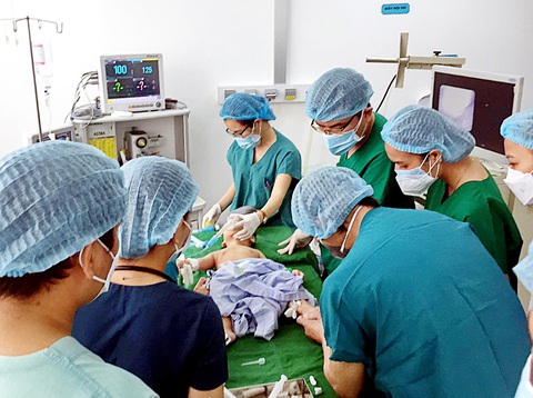 Liên kết vùng, giảm đi lại cho người bệnh - Ảnh 4. Nếu hợp tác và phát triển các kỹ thuật khó, chuyên sâu điều trị bệnh lý tim mạch, ung thư, các bệnh lý nhi chuyên sâu... bệnh nhân sẽ được điều trị tại địa phương, hạn chế chuyển lên TP.HCM - Ảnh: THÁI LŨY