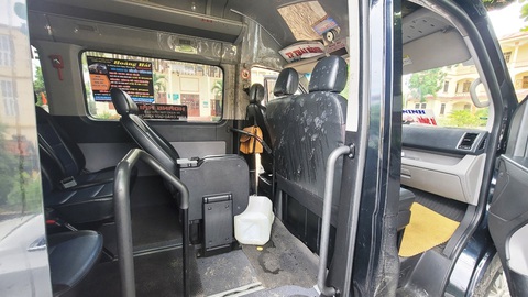 Thiếu tướng Đinh Văn Nơi chỉ đạo xác minh việc nhà xe bị chèn ép - Ảnh 2. Xe khách của Công ty TNHH vận tải Thiên Hoàng Hải bị ném mắm tôm để "khủng bố" tinh thần, không thể đón khách - Ảnh: H.HÀ