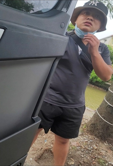 Thiếu tướng Đinh Văn Nơi chỉ đạo xác minh việc nhà xe bị chèn ép - Ảnh 3. Một đối tượng chặn xe để đe dọa tài xế của Công ty TNHH vận tải Thiên Hoàng Hải, không cho chạy trước - Ảnh: H.HÀ