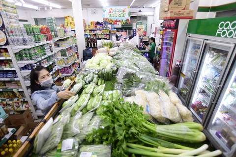 Cửa hàng Co.op Food kinh doanh từ 4.000 - 6.000 mặt hàng đa dạng từ thực phẩm công nghệ, hóa mỹ phẩm, đồ dùng... đến các loại nông sản, rau củ quả, thực phẩm tươi sống chất lượng cao - Ảnh: QUANG ĐỊNH Cửa hàng Co.op Food kinh doanh từ 4.000 - 6.000 mặt hàng đa dạng từ thực phẩm công nghệ, hóa mỹ phẩm, đồ dùng... đến các loại nông sản, rau củ quả, thực phẩm tươi sống chất lượng cao - Ảnh: QUANG ĐỊNH