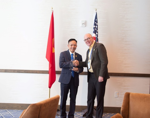 Việt Nam có một thí sinh giành giải bạc Tin học thế giới 2023 - Ảnh 4. Lãnh đạo Trường đại học Hàng hải Việt Nam nhận kỷ niệm chương "Đơn vị xuất sắc triển khai MOS trong trường học" do Tập đoàn khảo thí tin học Certiport, Hoa Kỳ trao tặng - Ảnh: T.KIÊN
