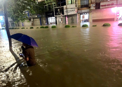 Điện Biên Phủ ngập sâu cả mét sau mưa lớn, nước tràn vào hàng loạt nhà dân - Ảnh 4. Tại đường Võ Nguyên Giáp (TP Điện Biên Phủ) có đoạn ngập sâu khoảng 1m - Ảnh: THU HẰNG