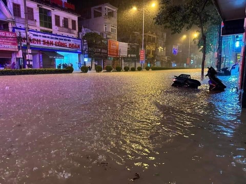 Điện Biên Phủ ngập sâu cả mét sau mưa lớn, nước tràn vào hàng loạt nhà dân - Ảnh 1. Nhiều tuyến đường ở TP Điện Biên Phủ nhanh chóng "hóa sông" do đã bị ngập sâu trong nước - Ảnh: THU HẰNG