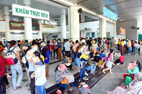 Liên kết vùng, giảm đi lại cho người bệnh - Ảnh 1. TP.HCM là nơi “gánh” các loại dịch bệnh sốt xuất huyết và tay chân miệng. Trong ảnh: bệnh nhi nhập viện điều trị tại Bệnh viện Nhi đồng 2 - Ảnh: DUYÊN PHAN