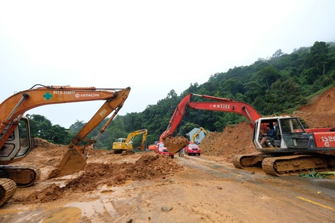 Đề nghị truy tặng Huân chương Dũng cảm cho người tử vong trong vụ sạt lở đèo Bảo Lộc - Ảnh 1. Vụ sạt lở đất đã vùi gần như hoàn toàn chốt cảnh sát giao thông đèo Bảo Lộc - Ảnh: M.V.