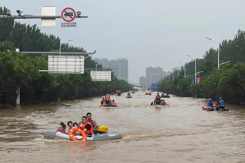 Mưa như trút liên tiếp những ngày qua đã khiến nhiều vùng của tỉnh Hà Bắc, Trung Quốc ngập lụt nghiêm trọng. Trong ảnh, người dân đang được lực lượng chức năng sơ tán bằng xuồng cao su. (Andy Wong/AP) Mưa như trút liên tiếp những ngày qua đã khiến nhiều vùng của tỉnh Hà Bắc, Trung Quốc ngập lụt nghiêm trọng. Trong ảnh, người dân đang được lực lượng chức năng sơ tán bằng xuồng cao su. (Andy Wong/AP)