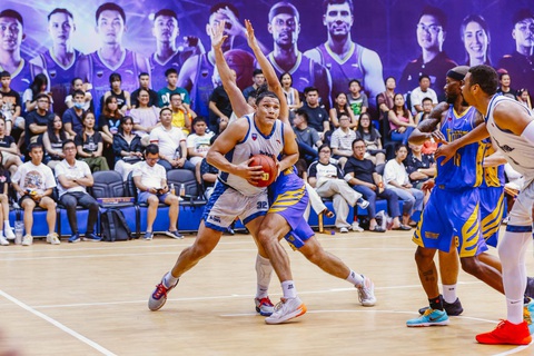 Nữ MC xinh đẹp đứng ngồi không yên với trận bóng rổ VBA - Ảnh 1. Trận đấu giữa Ho Chi Minh City Wings (áo xanh) và Nha Trang Dolphins diễn ra quyết liệt - Ảnh: VBA