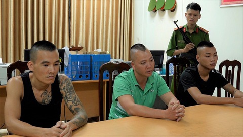Cho vay nặng lãi, Lương 'lô' cùng đàn em đòi nợ bằng chiêu tra tấn, dìm con nợ xuống nước - Ảnh 1. Lương 'lô' (áo xanh) cầm đầu đường dây cho vay nặng lãi - Ảnh: Công an tỉnh Hòa Bình