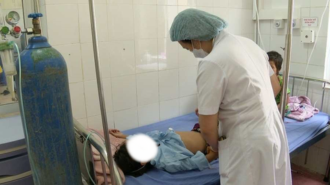 Chất Alcaloid trong quả hồng châu gây ngộ độc chết người có trong những loại cây nào? - Ảnh 1. Trẻ bị ngộ độc khi ăn quả hồng châu tại Hà Giang - Ảnh: BVCC