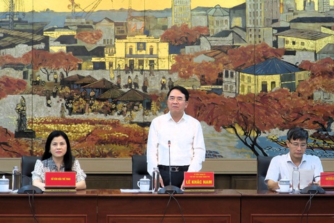 Qua 31 năm, Hải Phòng tiếp tục tìm biểu tượng thành phố - Ảnh 1. Ông Lê Khắc Nam, phó chủ tịch UBND TP Hải Phòng (giữa), kỳ vọng sẽ lựa chọn được biểu tượng phù hợp nhất sau khi lấy ý kiến rộng rãi về 5 tác phẩm vào vòng chung kết cuộc thi "Sáng tác biểu tượng TP Hải Phòng" - Ảnh: Đ.THANH