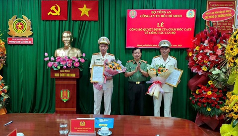 Trung tá Nguyễn Thành Hưng làm trưởng Phòng Cảnh sát hình sự Công an TP.HCM - Ảnh 1. Trung tá Nguyễn Thành Hưng (bìa trái) nhận quyết định - Ảnh: Công an TP.HCM cung cấp