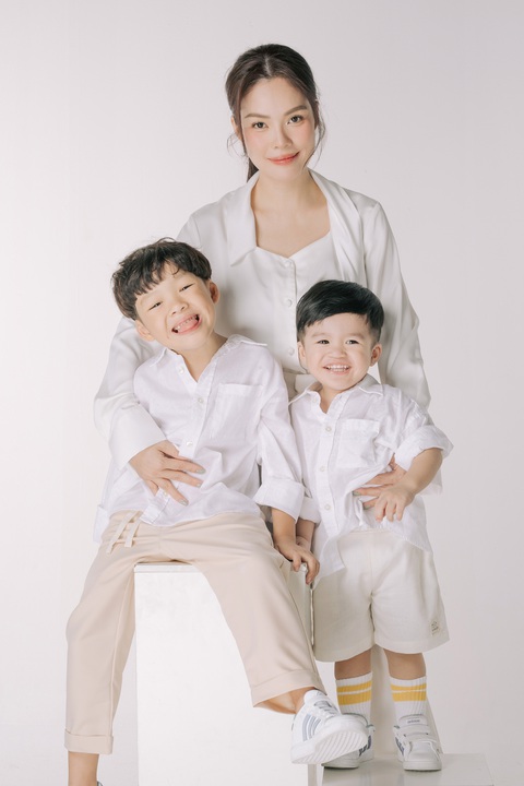 Dương Cẩm Lynh: Tôi không bao giờ xem con là gánh nặng - Ảnh 3. Sau đổ vỡ, Dương Cẩm Lynh nỗ lực bù đắp tình cảm cho hai con.