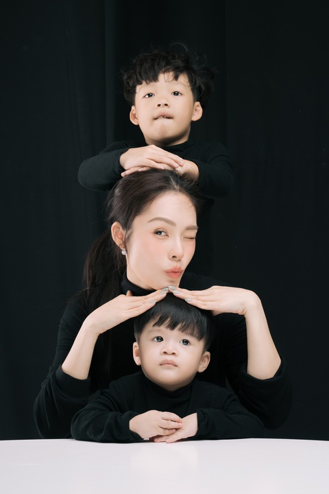 Dương Cẩm Lynh: Tôi không bao giờ xem con là gánh nặng - Ảnh 4. Nữ ca sĩ hoàn thiện hơn mỗi ngày nhờ hai con trai.