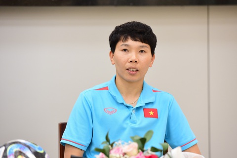 Người hùng World Cup 2023 - thủ môn Kim Thanh bắt đầu giao lưu cùng bạn đọc Tuổi Trẻ Online - Ảnh 3. Thủ môn Kim Thanh chia sẻ cảm xúc lần đầu được dự World Cup nữ - Ảnh: DUYÊN PHAN