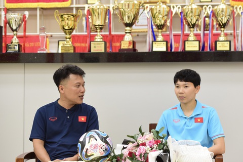 Người hùng World Cup 2023 - thủ môn Kim Thanh đang giao lưu cùng bạn đọc Tuổi Trẻ Online - Ảnh 3. Kim Thanh (phải) là một trong những người hùng của tuyển Việt Nam tại World Cup nữ 2023 - Ảnh: DUYÊN PHAN