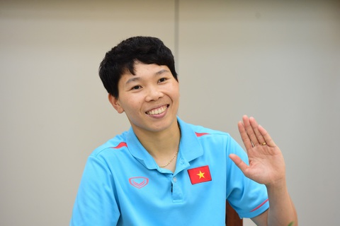 Giao lưu Người hùng World Cup 2023 - thủ môn Kim Thanh: Cản phá quả 11m của Morgan là kỷ niệm khó quên - Ảnh 2. Thủ môn Kim Thanh bật mí về đôi tay của mình - Ảnh: DUYÊN PHAN