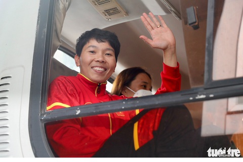Huỳnh Như khóc khi về nước, hy vọng tuyển nữ Việt Nam lại được dự World Cup - Ảnh 15. Kim Thanh và nhóm tuyển thủ phía Nam đã về đến TP.HCM - Ảnh: HOÀNG TÙNG