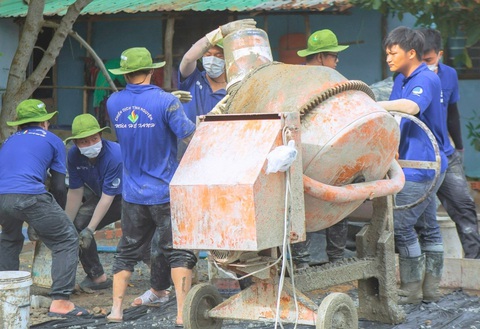 Tình nguyện hôm nay, nghĩ về xã đảo thanh niên ngày mai - Ảnh 3. Các chiến sĩ biến bãi rác thành điểm sinh hoạt cộng đồng, sân chơi thiếu nhi trị giá 650 triệu đồng - Ảnh: K.ANH