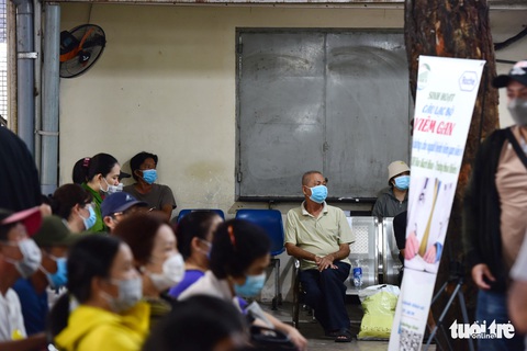 Bất ngờ phát hiện bị viêm gan B lúc mang bầu, phải làm sao? - Ảnh 1. Người dân đến khám bệnh tại Bệnh viện Bệnh nhiệt đới TP.HCM - Ảnh: DUYÊN PHAN