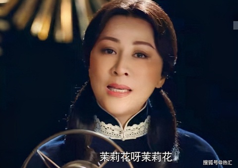 Nữ diễn viên Trung Quốc ‘cưa sừng làm nghé’ để duy trì sức hút - Ảnh 2. Lưu Gia Linh lạ lẫm khi buộc tóc hai bên, điệu bộ nhí nhảnh dù hơn 50 tuổi - Ảnh: Sina