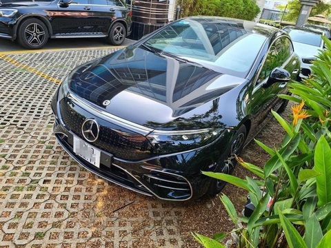 Những mẫu ô tô điện bán chính thức ở Việt Nam: VinFast đông nhất, Hyundai 'lăm le' - Ảnh 10. Hãng xe sang của Đức công bố bán xe điện dòng EQS tại Việt Nam từ tháng 10-2022, được xem như bản chạy điện của S-Class, cho tầm hoạt động 783km mỗi lần sạc. Giá bán hai bản là 4,839 tỉ đồng và 5,959 tỉ đồng. Do ưu tiên tính khí động học, tạo hình EQS đi theo dạng cánh cung thay vì cá tính như bản máy xăng - Ảnh: Hội Mercedes-Benz EQS Việt Nam/Facebook