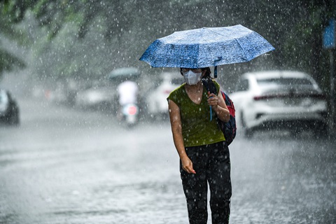 Vùng áp thấp ở Biển Đông có khả năng mạnh lên thành áp thấp nhiệt đới, nhiều nơi mưa dông - Ảnh 1. Vùng áp thấp ở Biển Đông gây mưa dông. Trong hai ngày đầu tuần, nhiều nơi trên cả nước mưa to - Ảnh: NAM TRẦN