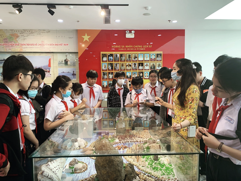 Yêu cầu Trung Quốc tôn trọng chủ quyền Việt Nam tại quần đảo Hoàng Sa - Ảnh 1. Học sinh tham quan Nhà trưng bày Hoàng Sa (TP Đà Nẵng) - Ảnh: TRƯỜNG TRUNG