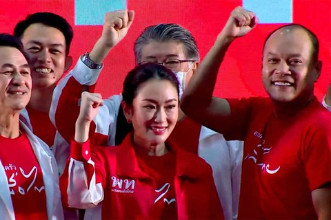 Ảnh: BANGKOK POST Các thành viên chủ chốt của Đảng Vì nước Thái trong một sự kiện ở Thái Lan. Đảng Vì nước Thái đã hoãn công bố liên minh mới thêm 2 tuần - Ảnh: BANGKOK POST