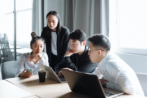 Cách để được coi trọng nơi công sở - Ảnh 2. Chuyên môn cao giúp bạn được coi trọng, không chỉ là quý mến đơn thuần - Ảnh: Pexels