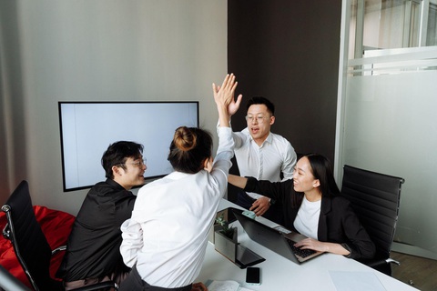 Lý do thực sự khiến nhân viên bỏ việc - Ảnh 2. Bạn không thể có một tập thể thống nhất, vững vàng nếu mọi người không hạnh phúc - Ảnh: Pexels