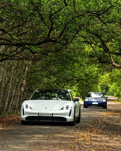 Những mẫu ô tô điện bán chính thức ở Việt Nam: VinFast đông nhất, Hyundai 'lăm le' - Ảnh 14. Porsche Taycan sở hữu khối động cơ điện công suất từ 671 mã lực, cho khả năng tăng tốc 0-100km/h chỉ trong 3 giây. Do không công bố doanh số, thật khó để biết mẫu xe này thu hút những người chơi xe ở Việt Nam như thế nào. Nhưng theo báo cáo tài chính toàn cầu, Taycan là một trong những mẫu xe bán chạy nhất của hãng, ngay cả trong tình hình khó khăn về chip hồi năm ngoái - Ảnh: Porsche