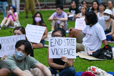Singapore treo cổ phạm nhân ma túy thứ 3 chỉ trong chưa đầy 10 ngày - Ảnh 1. Những người phản đối án tử hình ở Singapore - Ảnh: AFP