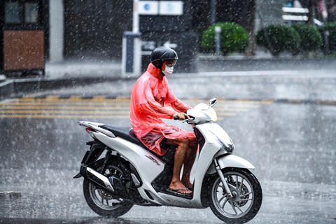 Thời tiết hôm nay 4-8: Mưa to giảm dần nhưng mưa dông vẫn còn duy trì - Ảnh 1. Hôm nay mưa to đã giảm nhưng thời tiết mưa vẫn duy trì - Ảnh: NAM TRẦN