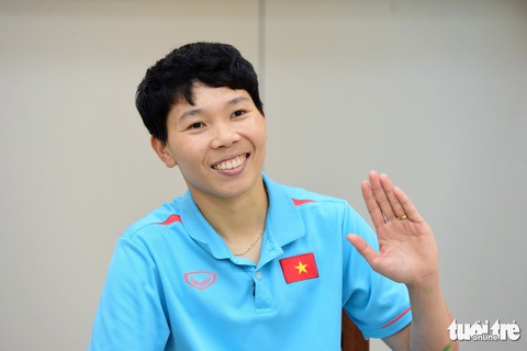 Người hùng World Cup 2023 hài hước chia sẻ bàn tay to của cô vì phụ giúp mẹ làm rẫy, việc nhà từ nhỏ - Ảnh: DUYÊN PHAN Người hùng World Cup 2023 hài hước chia sẻ bàn tay to của cô vì phụ giúp mẹ làm rẫy, việc nhà từ nhỏ - Ảnh: DUYÊN PHAN