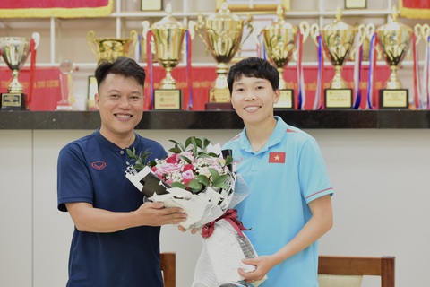Người hùng World Cup 2023 - thủ môn Kim Thanh bắt đầu giao lưu cùng bạn đọc Tuổi Trẻ Online - Ảnh 2. Thủ môn Kim Thanh (phải) bắt đầu buổi giao lưu cùng Tuổi Trẻ Online - Ảnh: DUYÊN PHAN
