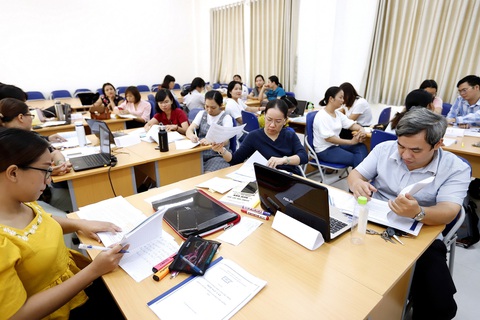 Giáo viên các trường THCS ở quận 4 (TP.HCM) trong một đợt tập huấn chương trình giáo dục phổ thông 2018 - Ảnh: ANH KHÔi Giáo viên các trường THCS ở quận 4 (TP.HCM) trong một đợt tập huấn chương trình giáo dục phổ thông 2018 - Ảnh: ANH KHÔi