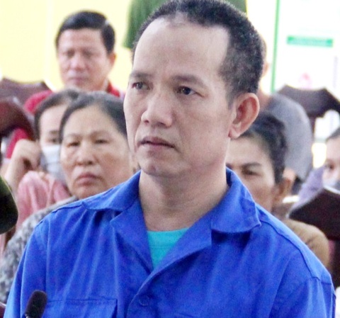 Chém chết bạn nhậu bị tù chung thân - Ảnh 1. Huỳnh Văn Chơn dùng dao chém chết bạn nhậu và một người khác bị thương - Ảnh chụp tại tòa: K.TÂM